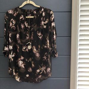 🍁Sheer black floral v-neck blouse roll-tab sleeve